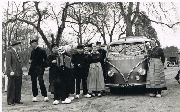 1955 De Wereld-omroep aanwezig bij een optreden van de Achterhookse Folkloredansers
