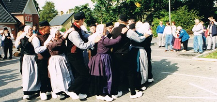 Optreden in Arslev. Dans de Zonnebloem.