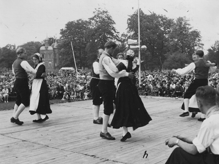 De Volkstanzgruppe des Katholischen Arbeitsverein St. Paulus uit Rheine (Duitsland) danst de Polka.