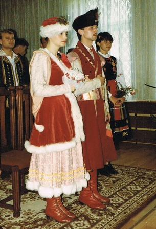 Het Poolse bruidspaar in origineel Pools kostuum.