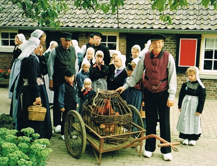 De kinderen van de leden van de Achterhookse Folkloredansers  tijdens de promotie van het  festival in de septemberoptocht van 1986. 