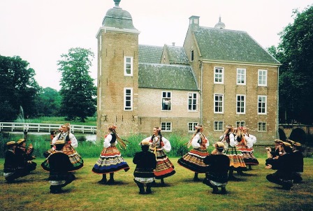 Optreden van de Poolse groep in de kasteeltuin.