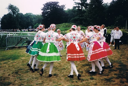 Hongaarse danseressen van de groep "Rozmaring Káposztámegyer"