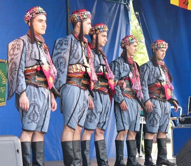 De Turkse folkloristische dansgroep El Ele.